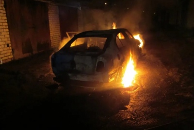 Άγνωστοι καίνε μαζικά αυτοκίνητα του ουκρανικού στρατού