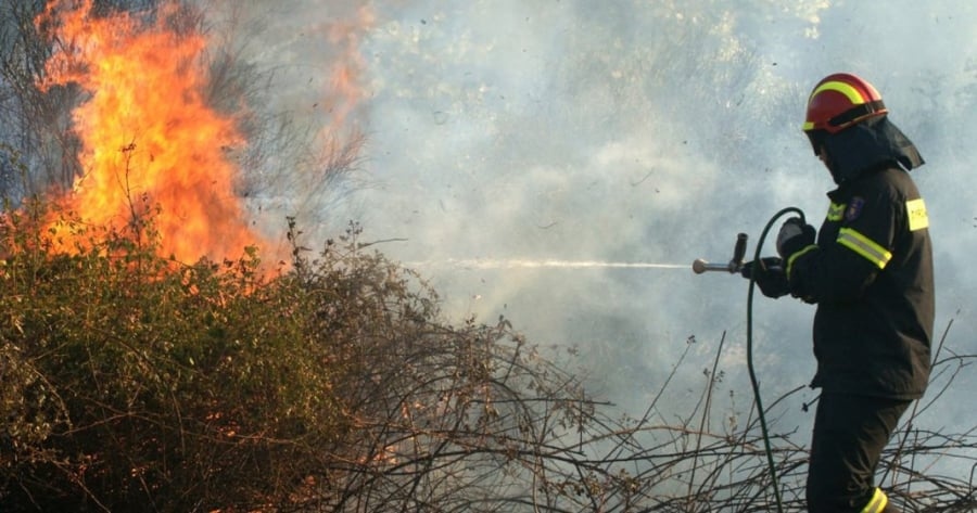 Φωτιά στον Μαραθώνα - Σηκώθηκαν 3 ελικόπτερα