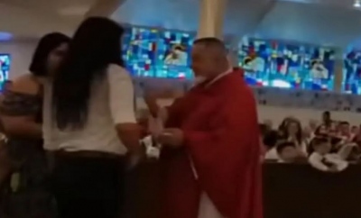 Ιερέας... δάγκωσε γυναίκα που ήθελε να κοινωνήσει στη Φλόριντα των ΗΠΑ