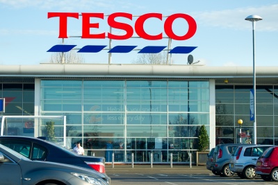 Μειώνει άμεσα 15.000 θέσεις εργασίας η Tesco, η μεγαλύτερη εταιρεία λιανικής στη Βρετανία
