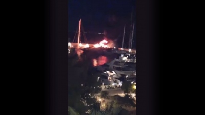 Συναγερμός στη Μαρίνα Ζέας: Δύο σκάφη τυλίχθηκαν στις φλόγες
