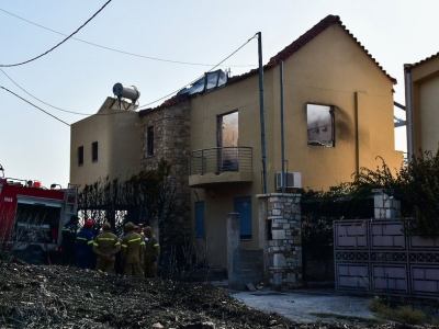 Φωτιές - Αχαΐα: Βελτιωμένη εικόνα σε Δροσιά, Ελεκίστρα - Κάηκαν σπίτια, τρεις τραυματίες
