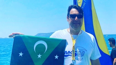 Τούρκος αντιδήμαρχος κολύμπησε από το Καστελόριζο στα τουρκικά παράλια - Άνοιξε σημαία της «ανεξάρτητης δυτ. Θράκης»