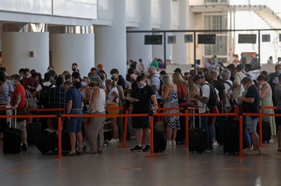 Εσπευσμένα αναχώρησαν από την Πορτογαλία Βρετανοί τουρίστες για να αποφύγουν την 10ημερη καραντίνα