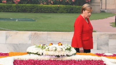 Merkel: Η Ευρώπη να αγωνιστεί κατά του μίσους και του ρατσισμού που περιορίζουν την ελευθερία