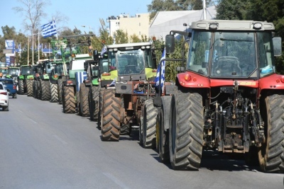 Με αποκλεισμούς δρόμων κλιμακώνουν τις κινητοποιήσεις οι αγρότες της Αχαΐας