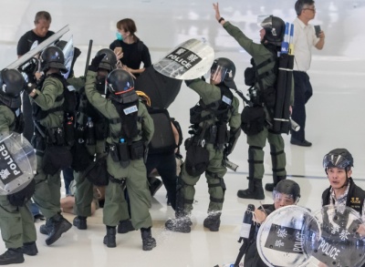 Χονγκ Κονγκ: Η αστυνομία συνέλαβε περίπου 12 διαδηλωτές σε εμπορικό κέντρο