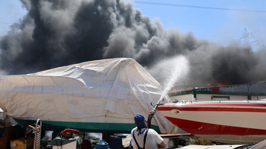 Πύρινη κόλαση: Κάθε 10 λεπτά ξεσπά μία νέα πυρκαγιά - Ανεξέλεγκτη η φωτιά στη Βάρης Κορωπίου - Στις φλόγες σπίτια