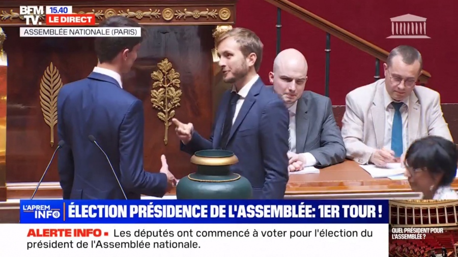 Επικό στιγμιότυπο στη Γαλλία: Στέλεχος της Le Pen ήθελε χειραψία, αλλά ο βουλευτής της Αριστεράς του έδωσε ... πέτρα-ψαλίδι-χαρτί