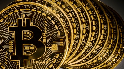 Με πτώση 5% στα 13.624 δολάρια υποδέχεται το 2018 το bitcoin, για πρώτη φορά από το 2015