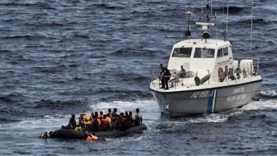 Κόλαφος το BBC: Το ελληνικό λιμενικό πετάει μετανάστες στη θάλασσα για να πνιγούν - Τι απαντά η κυβέρνηση
