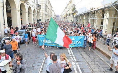 Ιταλία: Στους δρόμους της Ρώμης διαδήλωσαν αντιεμβολιαστές, αρνητές και πολέμιοι του «πράσινου πάσου»