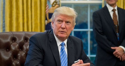 Απειλές Trump προς EE: Θα μπουν δασμοί στα αυτοκίνητα και θα μας δώσετε ό,τι θέλουμε