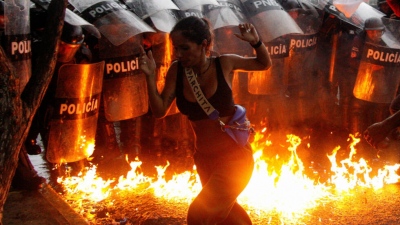 Χάος στη Βενεζουέλα, στα όρια του εμφύλιου - 2 νεκροί σε διαδηλώσεις κατά Maduro - Νικήσαμε λέει η αντιπολίτευση