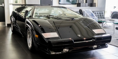 Τι το άσχημο έχει αυτή η κατάμαυρη Lamborghini Countach;