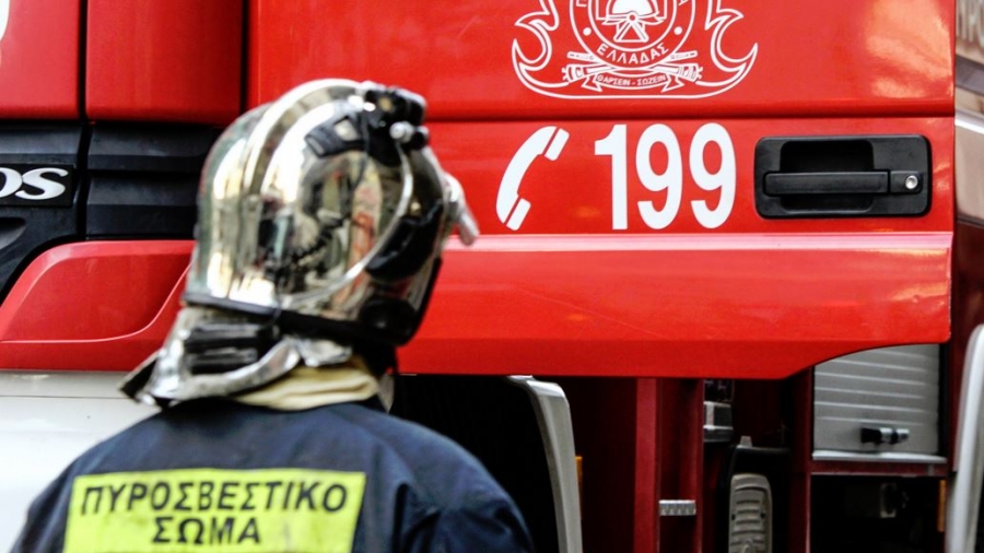 Πυρκαγιά σε διώροφο  κτίριο στην Αθήνα - Στο σημείο οι πυροσβεστικές δυνάμεις