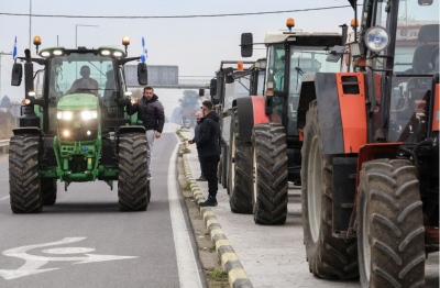 Ισχυρά παραμένουν τα μπλόκα, 25 σε όλη την Ελλάδα – Ορίστηκε ραντεβού με υπουργούς, ζεσταίνουν μηχανές για… Σύνταγμα