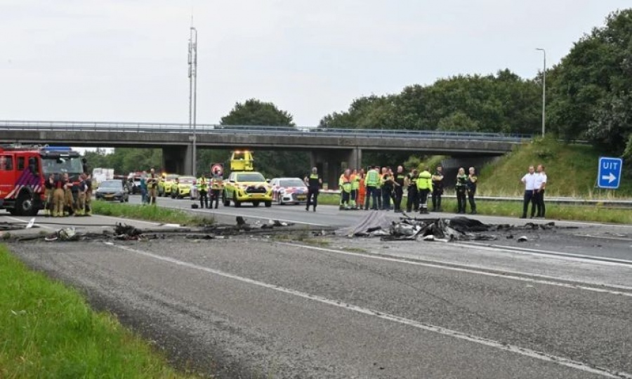 Ολλανδία: Αεροπλάνο συνετρίβη σε αυτοκινητόδρομο – Σκοτώθηκε ακαριαία ο πιλότος
