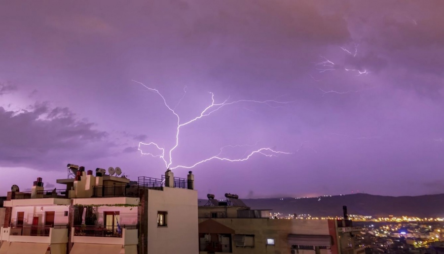 Απίστευτα ύψη βροχής σε Σποράδες, Εύβοια και Πελοπόννησο – Έπεσαν 54.000 κεραυνοί