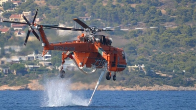 Συνέβη κι αυτό: Επιτέθηκαν σε ελικόπτερο της πυροσβεστικής με πέτρες για να μην τους πάρει το νερό στην Κρήτη