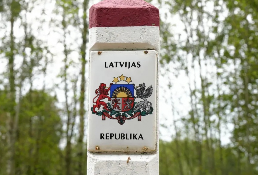 Η Λετονία απαγορεύει την είσοδο επιβατικών αυτοκινήτων στη Λευκορωσία – Νέες κυρώσεις από την ΕΕ