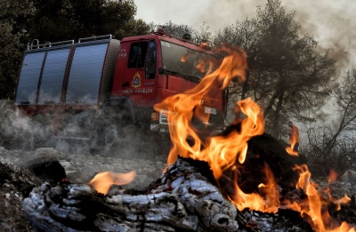 Υπό μερικό έλεγχο η φωτιά στο Μαρκόπουλο - Φωτιές σε Εύβοια , μήνυμα του 112 για εκκένωση οικισμού