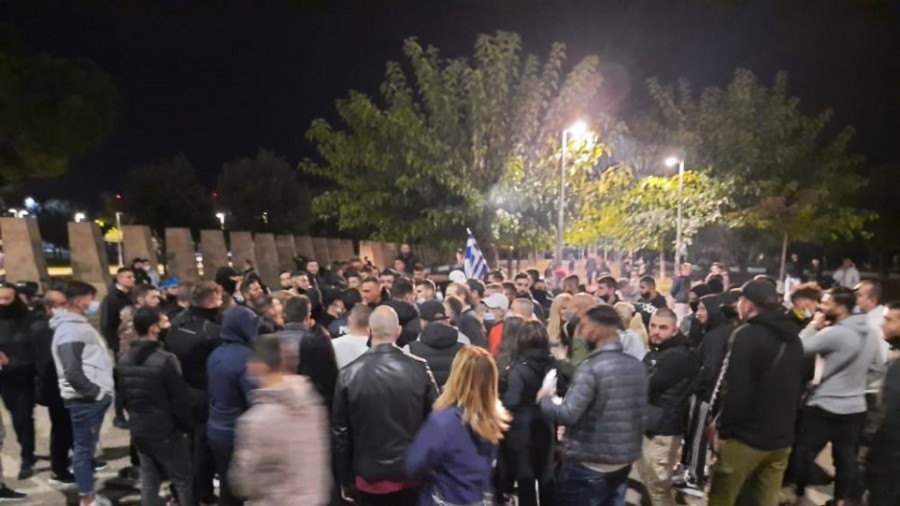 Θεσσαλονίκη - Κορωνοϊός: Δεκάδες συγκεντρωμένοι χωρίς μάσκες σε διαδήλωση κατά του lockdown