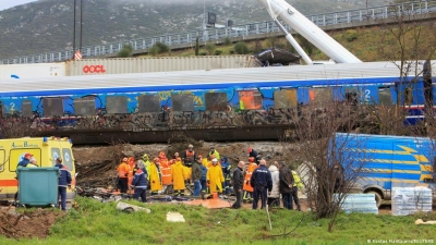 Καταπέλτης ο βρετανικός τύπος για το δυστύχημα στα Τέμπη