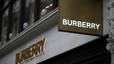 «Βουτιά» 15% για τη μετοχή της Burberry - Απογοητευτικές πωλήσεις και αλλαγή CEO