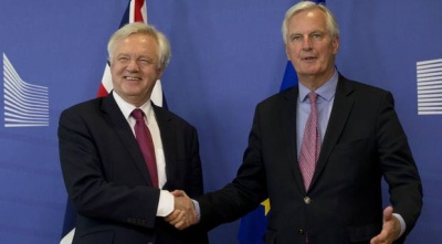 Barnier: Είναι ώρα η Βρετανία να κάνει μια επιλογή για το Brexit - Davis: Θα αποχωρήσουμε από την τελωνειακή ένωση