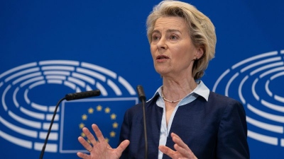 Μάχη με την πνευμονία, δίνει η Von der Leyen - Καθυστερήσεις στο πρόγραμμα της Κομισιόν, ακυρώσεις ταξιδιών