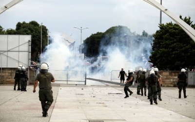 Πέτρες και χημικά για την εκδήλωση του ΣΥΡΙΖΑ για το Σκοπιανό