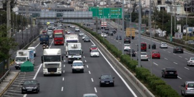 Αποκαταστάθηκε η κυκλοφορία στην Λεωφόρο Αθηνών μετά τη διακοπή λόγω πυρκαγιάς σε υπόνομο