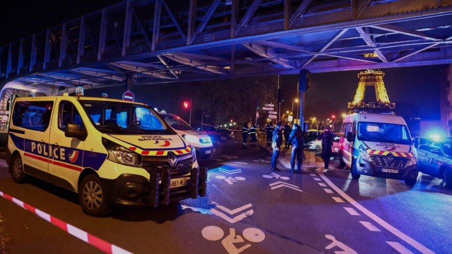 Τρόμος στη Γαλλία λίγες ημέρες πριν την έναρξη των Ολυμπιακών Αγώνων - Επίθεση με μαχαίρι σε αστυνομικό στο Παρίσι