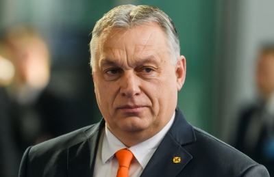 Ο Orban είναι ο ηγέτης που θέλει να σώσει τη χαμένη τιμή των εθνών της Ευρώπης κόντρα στα σκοτεινά παρασκήνια του Juncker