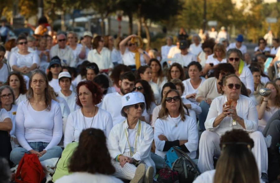 Χιλιάδες γυναίκες ντυμένες στα λευκά κυρίευσαν τους δρόμους Ισραήλ - Απαιτούν τους ομήρους πίσω και τον Netanyahu εκτός κυβέρνησης