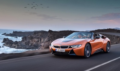 BMW i8 Roadster και μεγαλύτερες μπαταρίες για το κουπέ