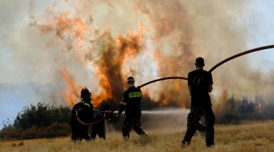 Φωτιά στην Ερέτρια: Κοντά σε ξενοδοχείο οι φλόγες