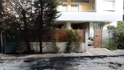 Επίθεση με μολότοφ έξω από το σπίτι της προέδρου του Aρείου Πάγου -Τραυματίστηκε ένας αστυνομικός