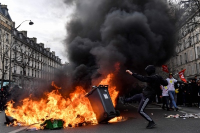 Η Γαλλία είναι η νέα Ελλάδα της Ευρωζώνης – Οι δημοσιονομικές «μαύρες τρύπες» που έφεραν την πολιτική κρίση