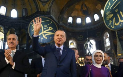 O Erdogan προσβάλλει τον χριστιανισμό κι η κυβέρνηση δίνει άδεια για τζαμί στη Θράκη
