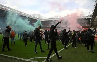 Εισβολή των οπαδών της Manchester United στο γήπεδο, στον απόηχο της κατάρρευσης της Super League
