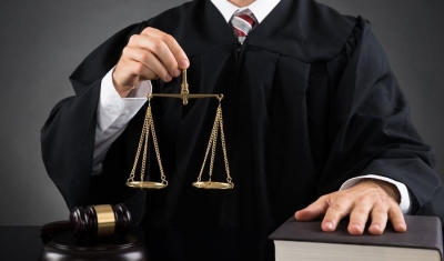 Περικοπή μισθού και άδειας σε δικαστές που καθυστερούν την έκδοση αποφάσεων