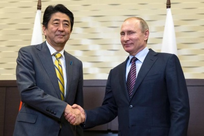 Abe προς Putin: Πριν την υπογραφή συνθήκης ειρήνης, να διευθετηθεί το καθεστώς διαφιλονικούμενων νησιών