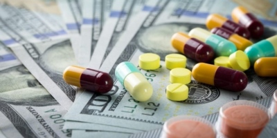 Πώς οι φαρμακοβιομηχανίες πωλούν πανάκριβα στην ΕΕ