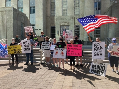ΗΠΑ: Διαδηλωτές, οργισμένοι με το μακελειό του Τέξας, συγκεντρώθηκαν έξω από το συνέδριο του λόμπι των όπλων
