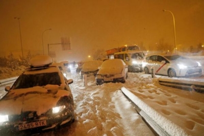 Ισπανία: Στρατιώτες βοηθούν στον απεγκλωβισμό οδηγών και αυτοκινήτων από την χιονοθύελλα