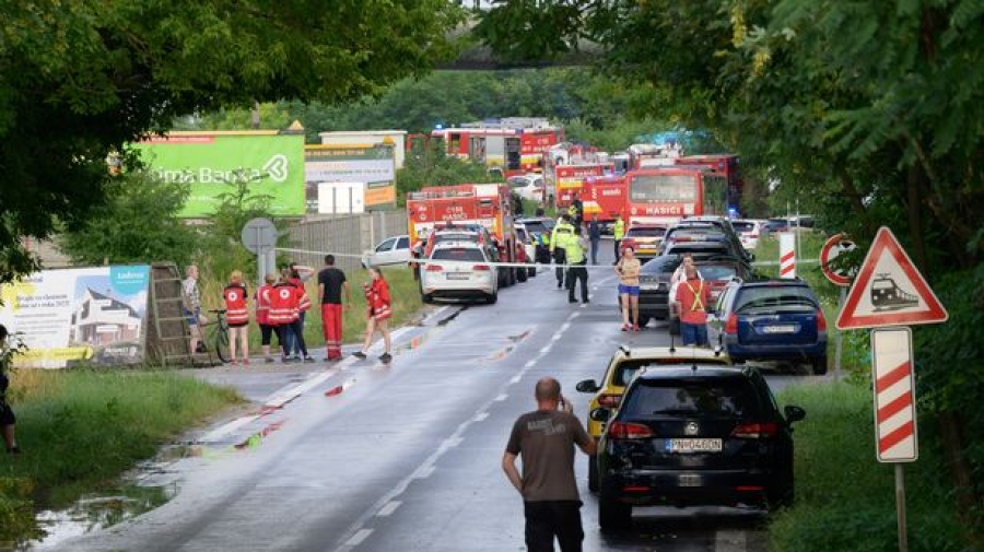 Tραγικός απολογισμός τρομερής σύγκρουσης αμαξοστοιχίας με λεωφορείο στη Σλοβακία: Επτά νεκροί και 5 τραυματίες