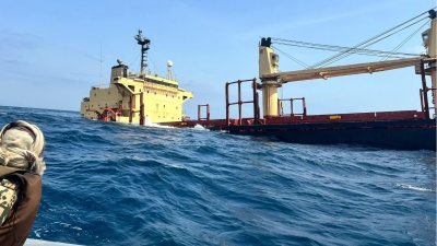 Θρίλερ στην Ερυθρά Θάλασσα: Ακυβέρνητο το πλοίο που χτυπήθηκε από τους Houthis - Άρον άρον εγκατέλειψε το πλήρωμα