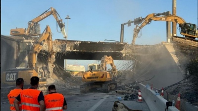 Intrakat: Από τις 05:30 έχει ξεκινήσει τη κατεδάφιση της γέφυρας στη Νέα Εθνική Οδό Αθηνών – Κορίνθου